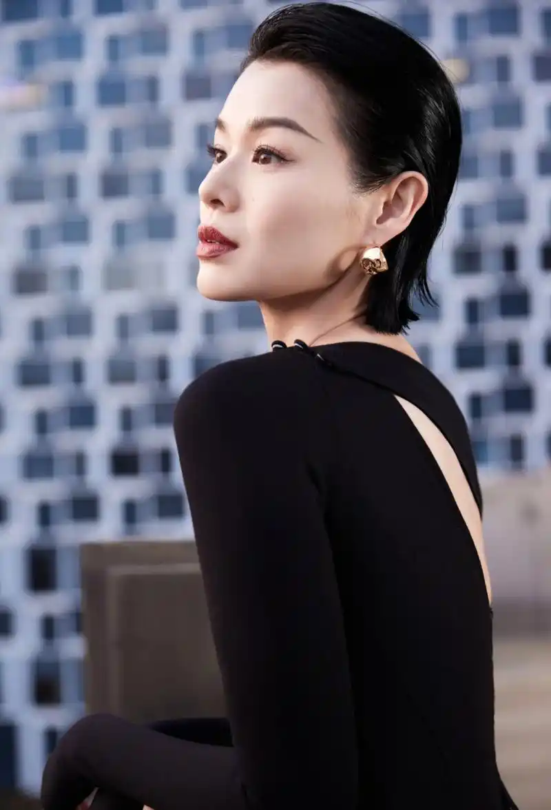 胡杏儿天台拍大片又美又酷,生完三胎一直留短发,干练和大气兼备,她