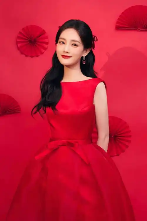 李一桐一袭红裙,皮肤细嫩,身材绝佳,美感十足,简直绝绝子!爱了爱了