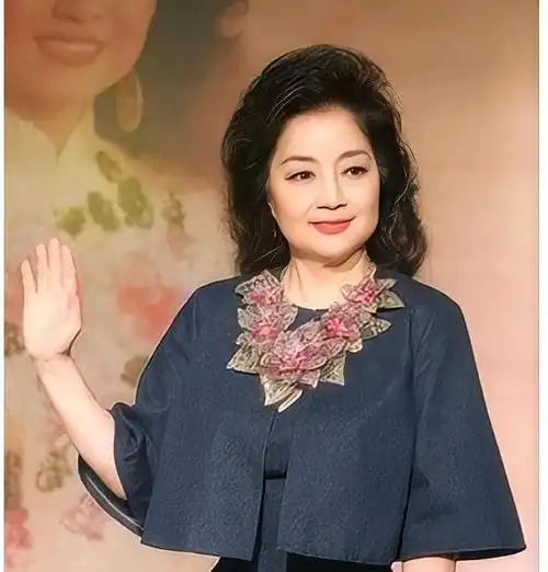 她宁愿离婚也不愿改变中国国籍,春晚为她破例,74岁仍