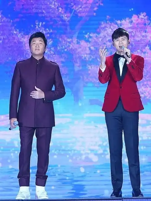 孙楠罕见出席活动穿黑色t恤配绿色西装不显老帅气值不减当年