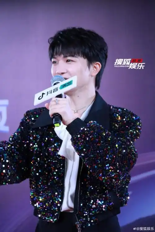 一款有礼貌的百灵鸟#美好惊喜夜上班的可爱周深,快来和深深一起比心啊