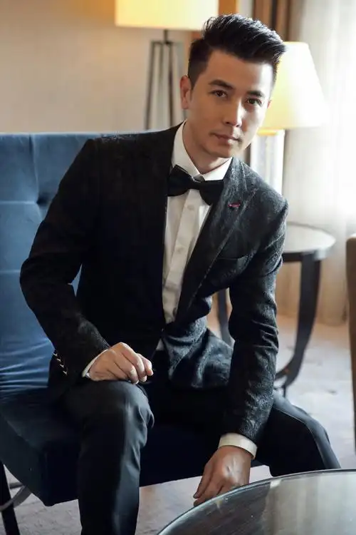 保剑锋时尚黑白大片 温润雅致彰显绅士品格