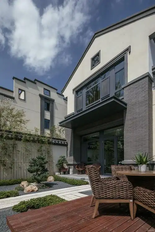 庭院:配合烟雨江南式的建筑风格,庭院的设计采用了古风古韵的中式风格