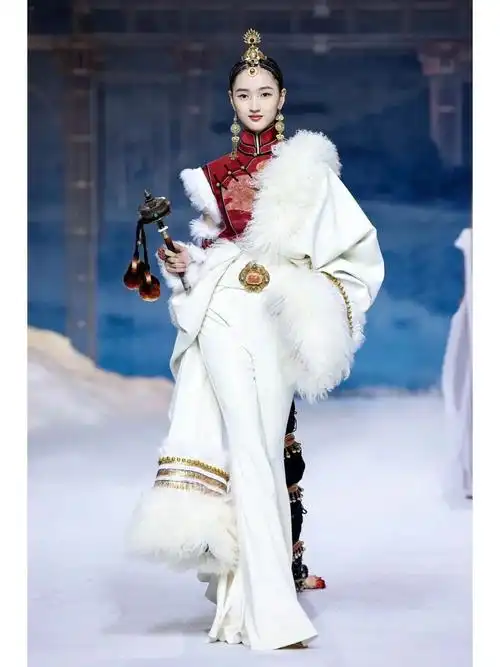 熊英盖娅传说x乾坤碧落2023ss