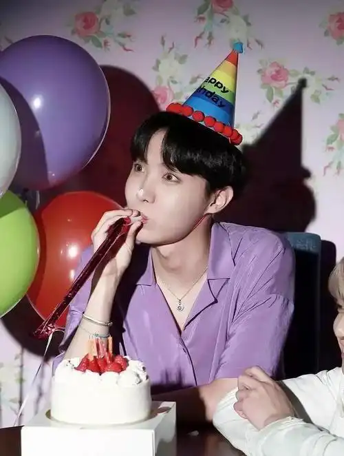 防弹成员生日直播录下私生饭公司发表官方声明表示是工作人员