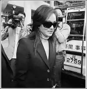 财经纵横 国内财经 > 正文毛玉萍走出法庭    毛玉萍和周正毅 点击