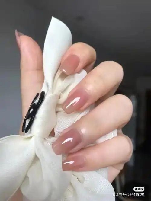 护甲油和透明色的指甲油一样吗(显白好看,春夏必做)