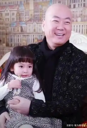 53岁郭冬临功成名就背后是父亲付出的尊严,母亲遮风挡雪浑厚母爱