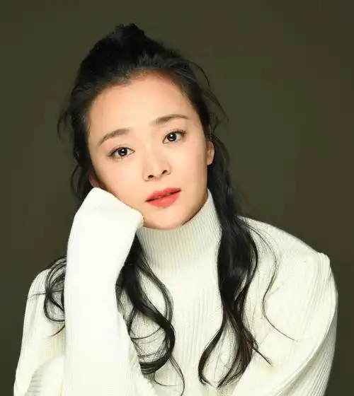 演员王嘉白衣写真极简搭配纯净美好