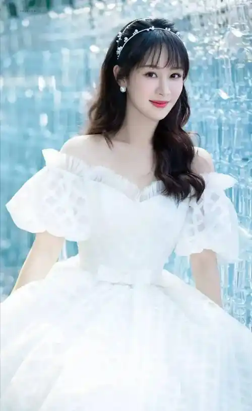 杨紫身穿各种礼服裙,美得就像一个小公主,亭亭玉立,温润甜美_感觉