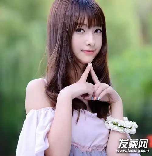 一副乖乖女形象的萝莉女生,内扣的中长发搭配齐刘海发型,这样看来又是