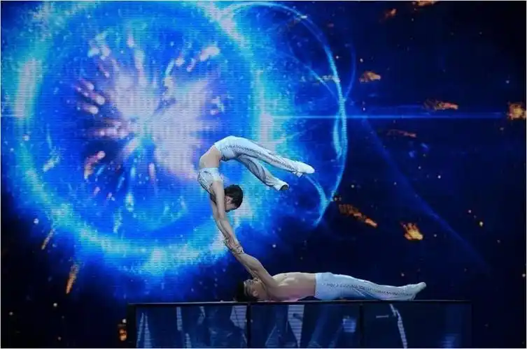 唯美的杂技表演《冰与火》是力与美的完美结合.