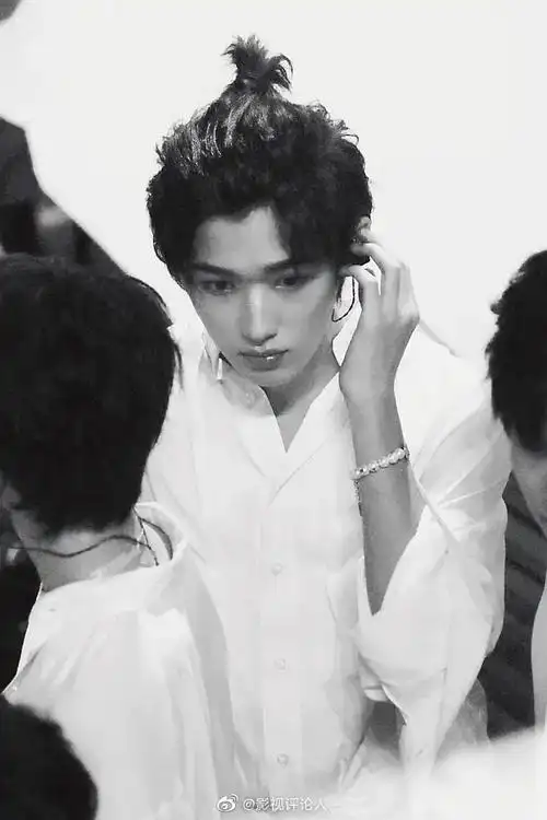 帅哥就是要多露额头,来看看露额头的宋亚轩 天庭饱满……__财经头条