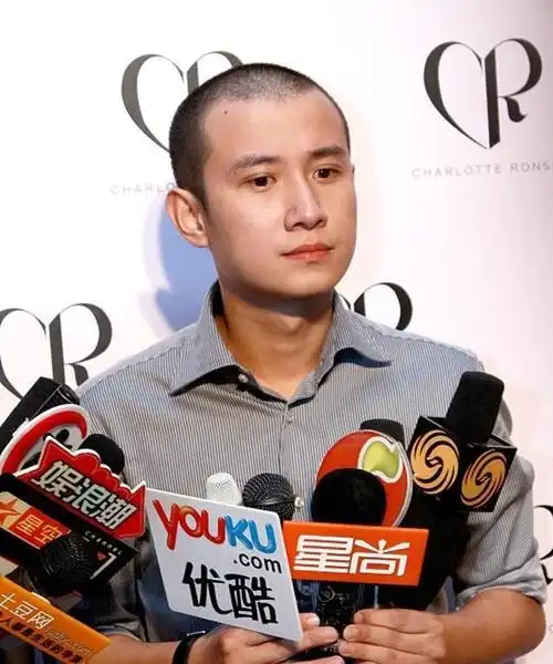 和马伊琍离婚后文章剃光头疑从头再来被拍到片场怒摔手机