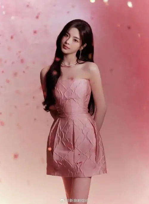 杨超越抹胸粉裙真的把我美到了好嘛好爱的啊