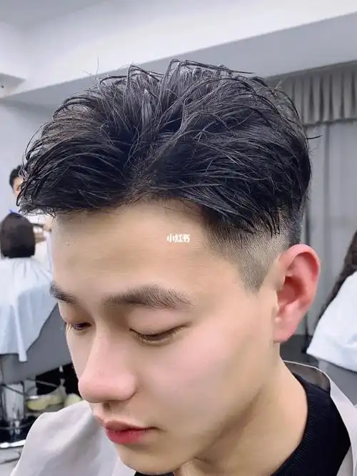 此款大背头适合追求浪漫时尚的年轻人,有的人发量较少,这款自然蓬松的