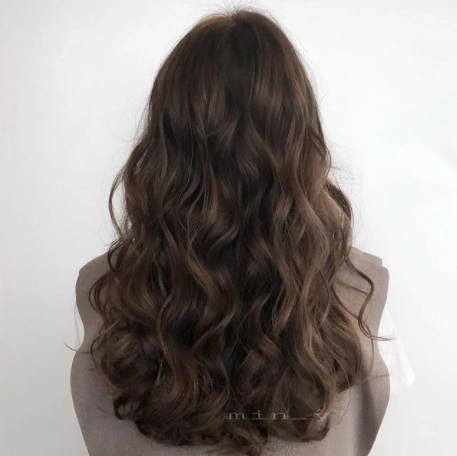 "果冻烫"打造精致小脸造型(烫发图片女2021最新款)