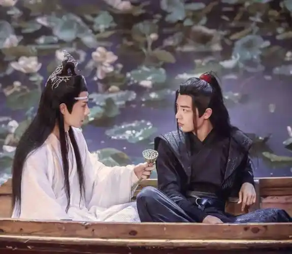 大白天也拉黑帘,网友热议王一博来探班肖战,这次能实锤了吗?