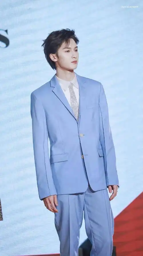朱正廷一袭蔚蓝西装彰显洁净素雅 获年度挚爱最具人气男艺人奖