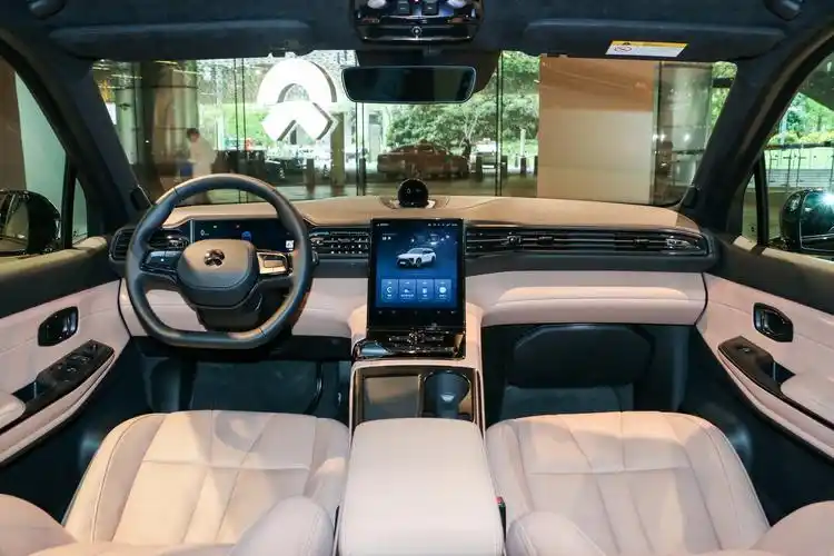 内饰上,蔚来es8依旧是传统家族风格,整个设计看起来有活力.