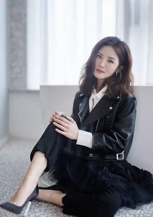 但是蔡卓妍每次亮相依然能给人一种甜美少女的感觉,中短的发型妩媚而