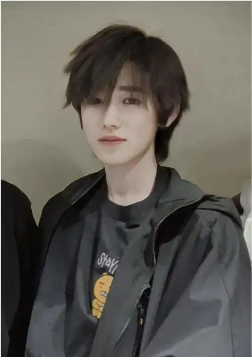 宋亚轩后台素颜照曝光皮肤一览无遗可挑剔