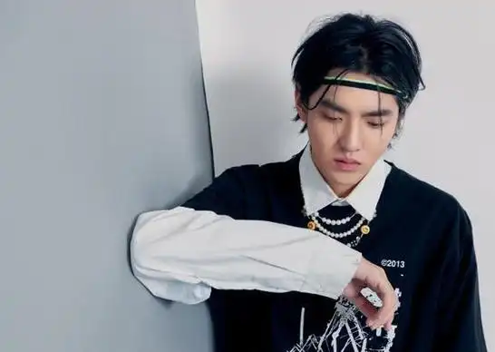 吴亦凡又换新造型,用拼色发带让发型不单调,真是一个小潮男