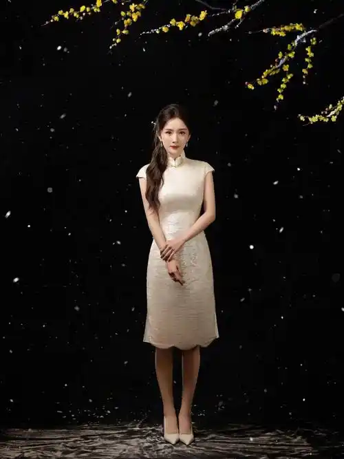 杨幂带火了一种新穿法:短旗袍 小白鞋 双角辫,37岁美出新高度