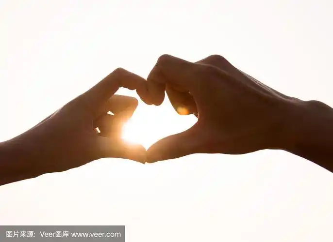 日落时双手形成心形
