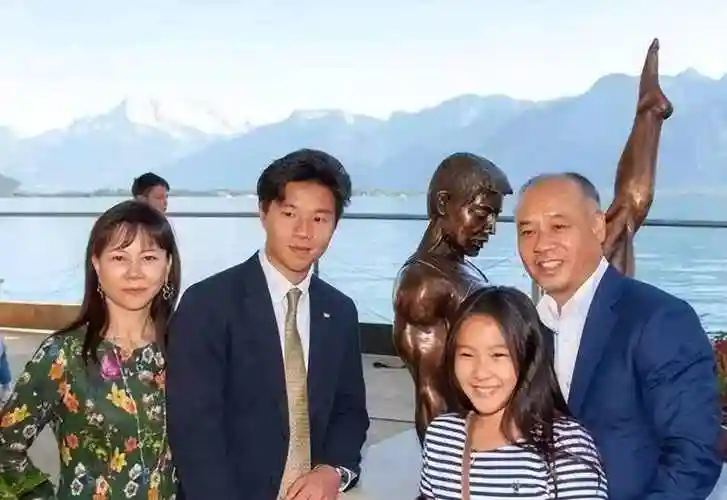 李宁相伴30年妻子居然是她穿碎花裙贵气满满同框女儿像姐妹