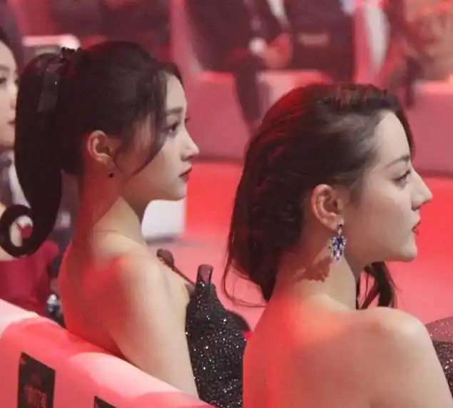 原创172cm关晓彤和168cm迪丽热巴同框看清侧面照不是谁高谁就赢