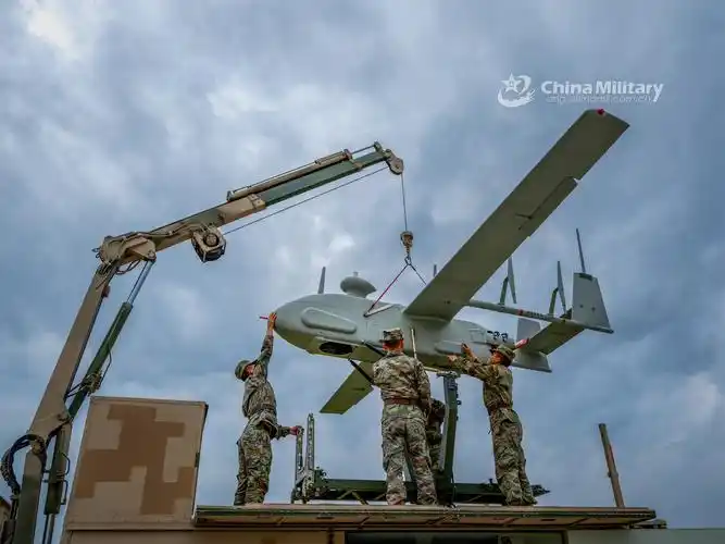 炮兵装备的无人机个头真不小_网易军事