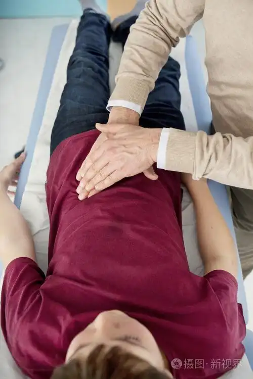 医生检查了男孩的肚子