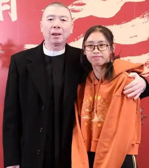 原创18岁徐朵晒全家福迎成人礼五官像极了冯小刚养父母设宴办派对