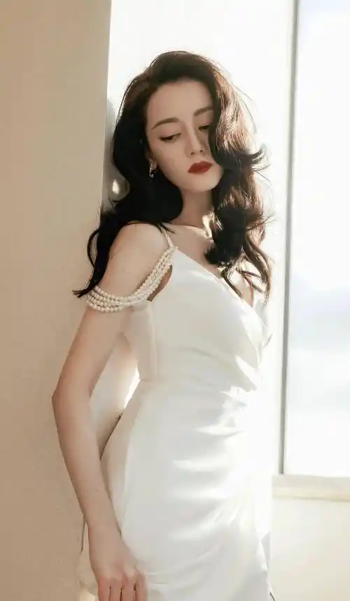 迪丽热巴纯白绸缎礼服高清写真_美人_白色_睫毛