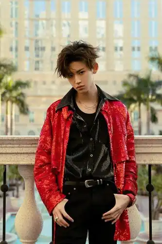 小鬼王琳凯江苏卫视跨年造型