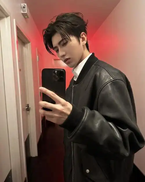 蔡徐坤回应与w女士亲密照:纯属造谣,已去报警,照片不是我!