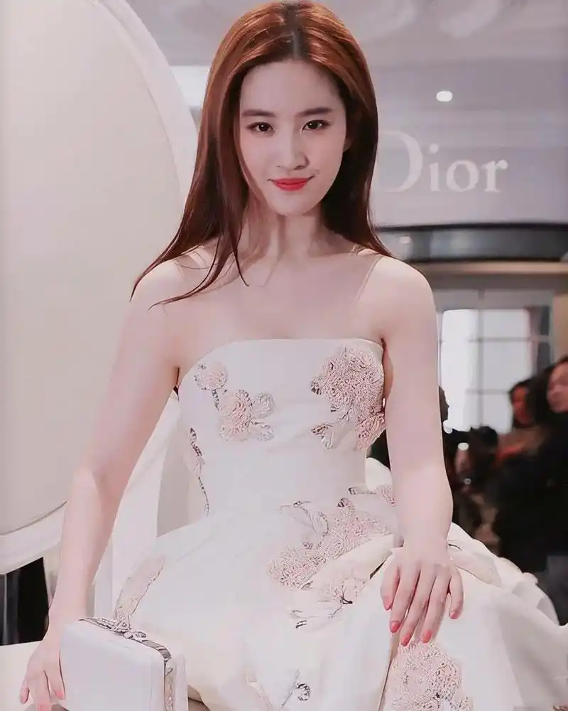 刘亦菲又美啦!一袭白色抹胸裙,气质挺拔又好看