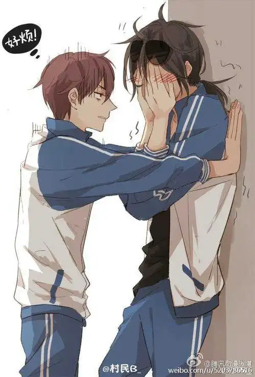 翻遍了相册,终于找到一张壁咚的图