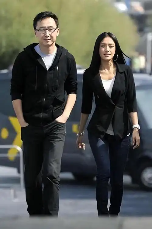 秦岚黄晓明分手17年后他离婚后与网红传绯闻她牵手小10岁魏大勋