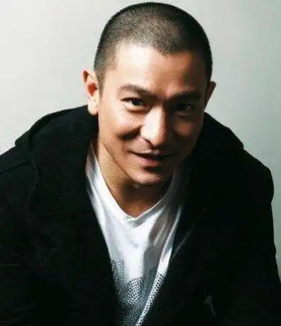 刘德华,从年轻帅到中年的一个男人,寸头依旧气质超凡.