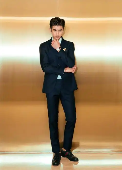 张云龙一身牛仔装现身十分帅气好像一个行走的模特