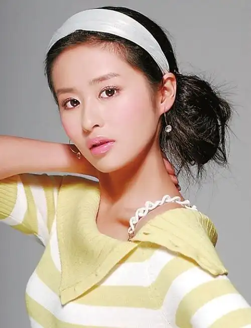 网友曝光颖儿无滤镜素颜照,黑眼圈明显皮肤偏黑,瘦到显病态