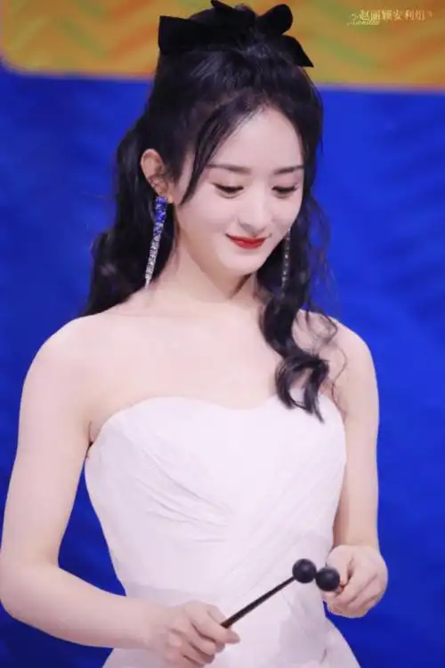 赵丽颖白色抹胸纱裙又美又仙半扎卷发慵懒又温柔