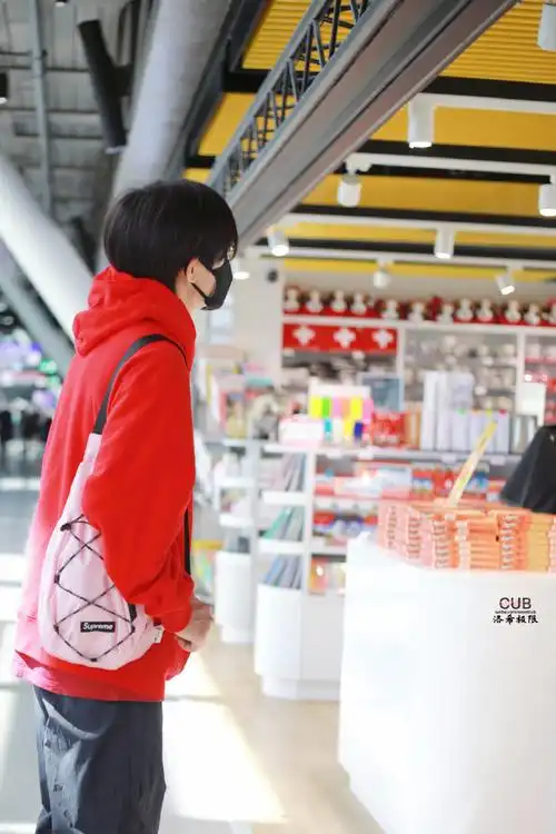 易烊千玺穿白大褂制表##易烊千玺皮衣街拍##易烊千玺积家全球代言人