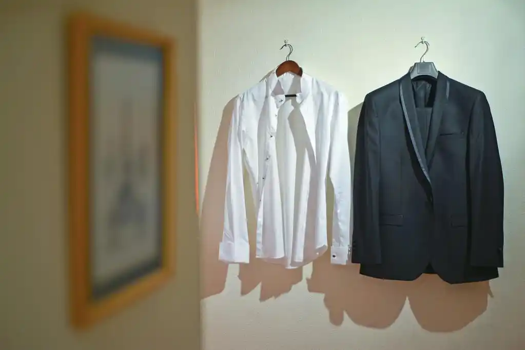 新郎西装,新郎西装挂在墙上