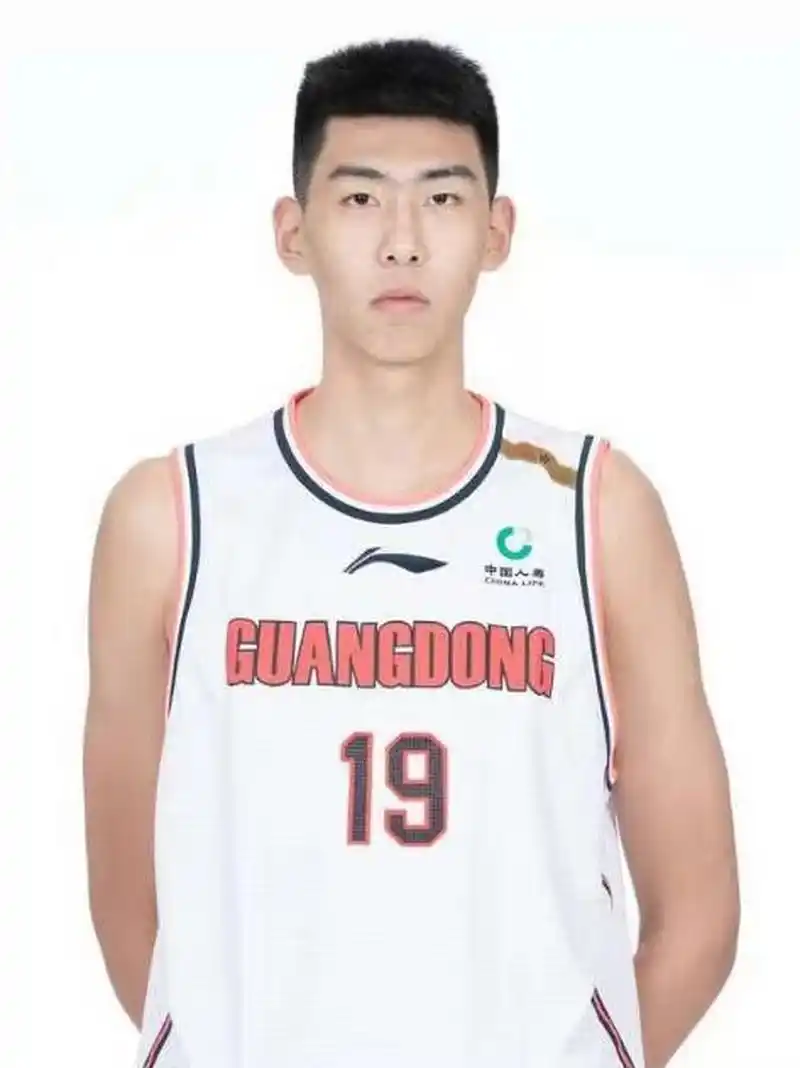 来自广东队的内线球员徐昕,因为伤病一直没有回广东队打球.