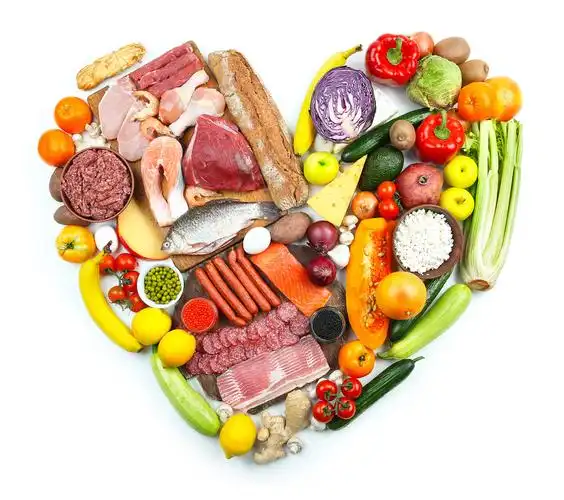 孤立的食品产品摆放成心型