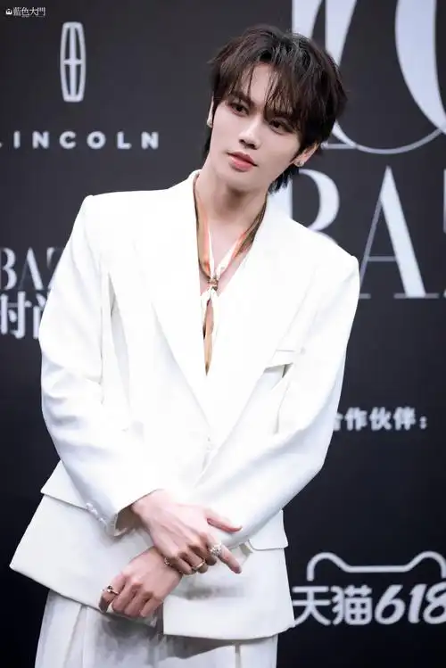 林彦俊白色v领西装造型