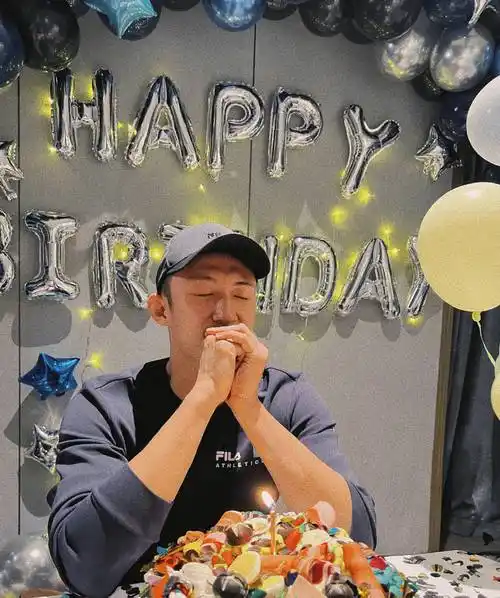 黄景瑜晒照庆30岁生日:升级成功 谢谢大家陪伴_作品_祝福_善意